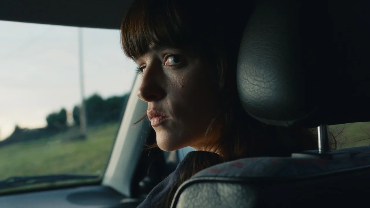 She Walks in Darkness (Un fantasma en la batalla)